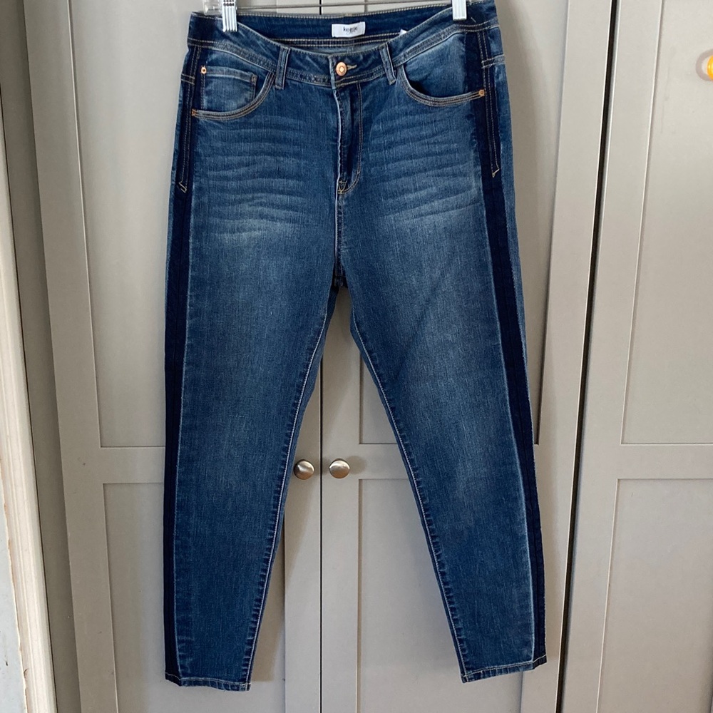 Kensie Jeans with stripe down leg.
